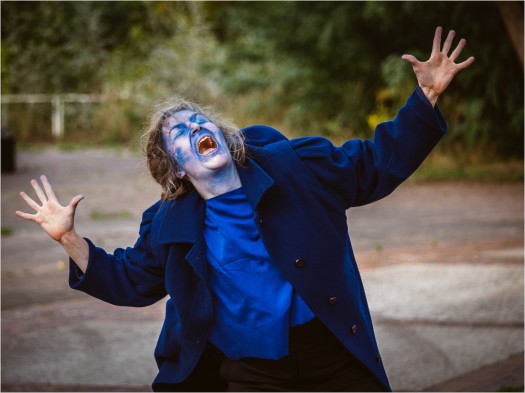 Pantomime mit blauem Mantel