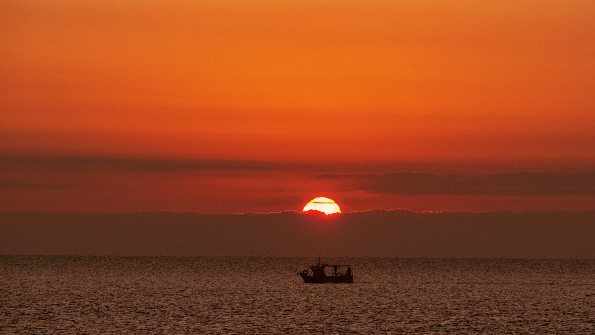 Fischerboot im Sonnenaufgang