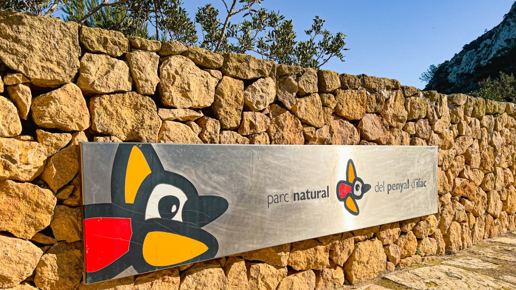 Hinweisschild zum "Parc natural del Penyal d’Ifac" in Calpe